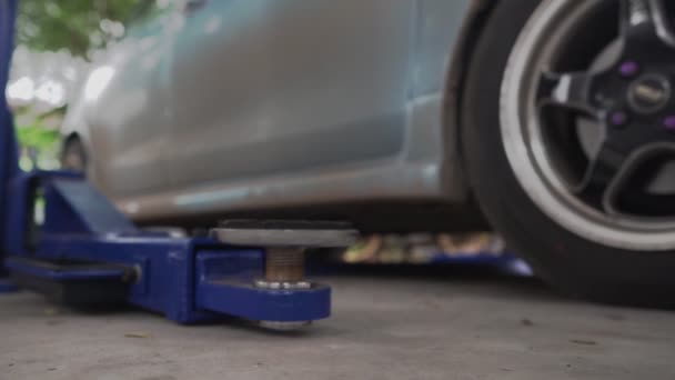 汽车驶入停车场维修的镜头 — 图库视频影像