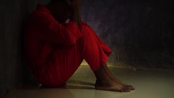 Záběry Vězně Uniformě Zdůraznil Udělal Chybu Když Seděl Podlaze Místnosti — Stock video