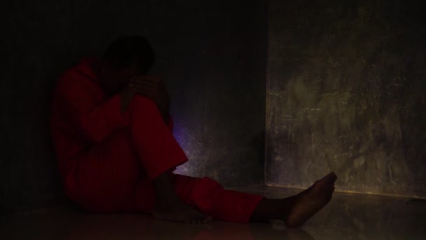 Záběry Vězně Uniformě Zdůraznil Udělal Chybu Když Seděl Podlaze Místnosti — Stock video