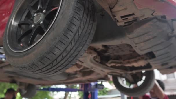 Imágenes Mecánico Profesional Uniforme Reparando Coche Taller — Vídeos de Stock