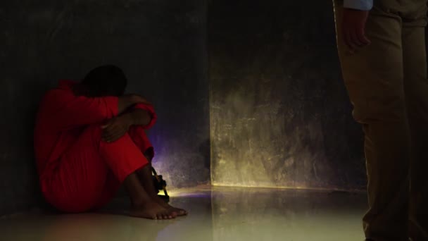 Rekaman Tahanan Dalam Seragam Dan Menekankan Dari Membuat Kesalahan Sendiri — Stok Video
