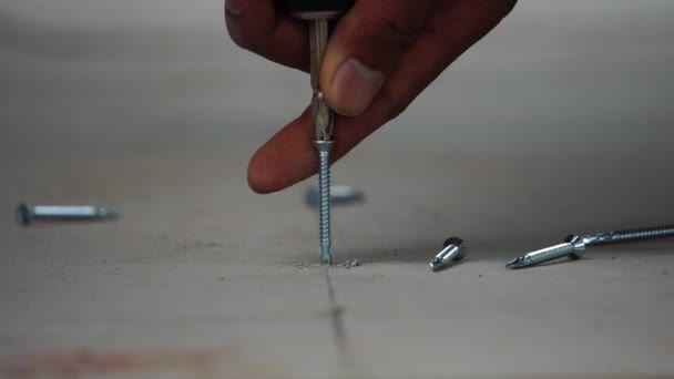 技术人员正在使用螺丝刀钻头安装纤维水泥板的镜头 — 图库视频影像