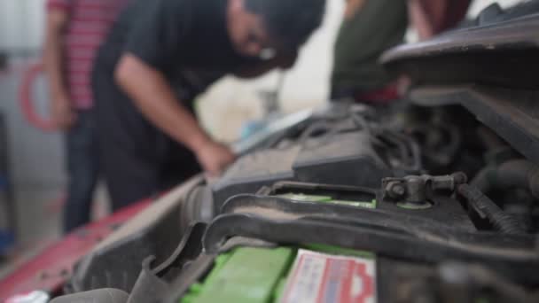 Footage Professional Mechanic Uniform Repairing Car Workshop — Stock Video