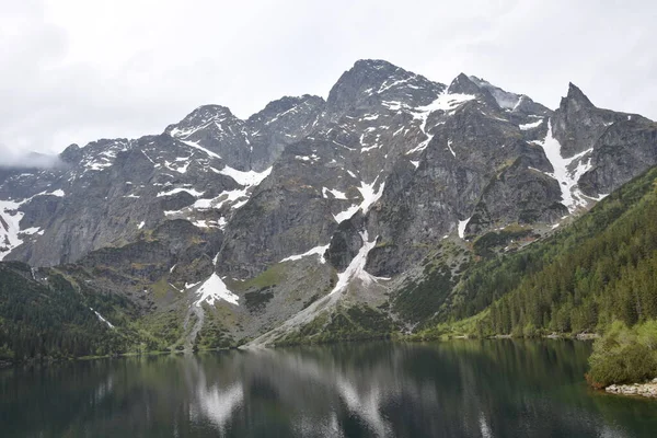 Lago Montagna Tra Scogliere Turchesi Nelle Montagne Dell Europa Centrale — Foto Stock