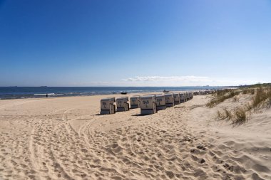 Güneşli bir günde sayılarında Baltık Denizi ile plaj sandalyeleri