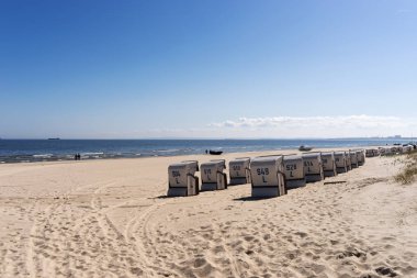 Güneşli bir günde sayılarında Baltık Denizi ile plaj sandalyeleri