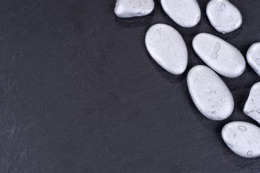 Siyah arka plan ile kenar gümüş taş