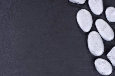 Siyah arka plan ile kenar gümüş taş