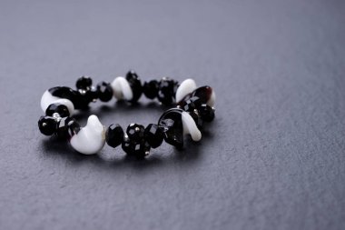 İzole siyah arka plan üzerine siyah ve beyaz inci Bileklik