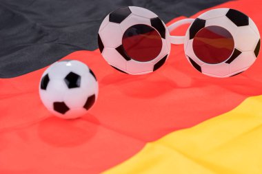 Futbol ve soyut gözlük Alman bayrağı. Futbol ve futbol arka plan