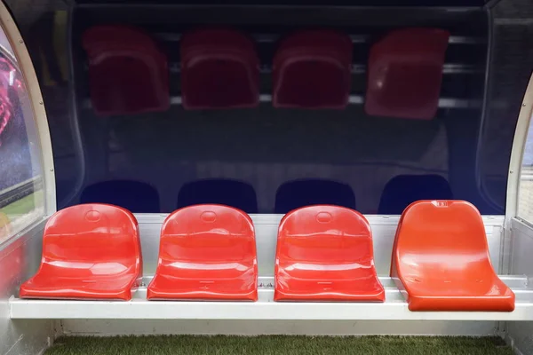スポーツ スタジアムで 予備椅子とスタッフの赤コーチ ベンチの詳細 — ストック写真