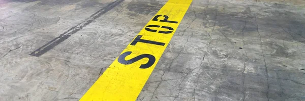 Gele Lijn Met Tekst Stoppen Ondergrondse Parkeergarage — Stockfoto