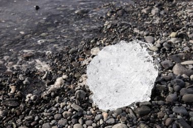 Buz topakları buzul Lagoon İzlanda'daki Jkulsarlon kıyısında