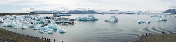 アイスランドの Jkulsarlon 氷河ラグーンからのパノラマ ビュー — ストック写真