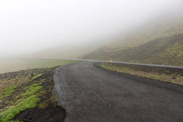 Droga Mgle Gęsta Mgła Pustej Drodze Islandii — Zdjęcie stockowe