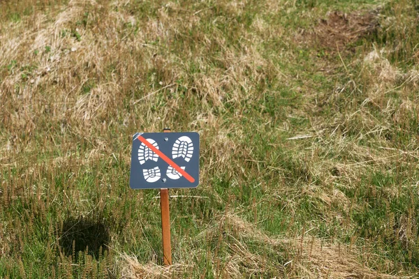 Non Camminate Sul Prato Firma Con Suole Scarpa Barrate — Foto Stock