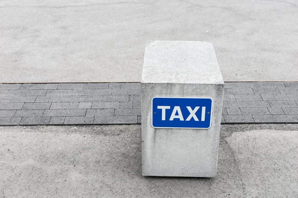 Reserviert Für Taxis Blaues Schild Auf Beton — Stockfoto
