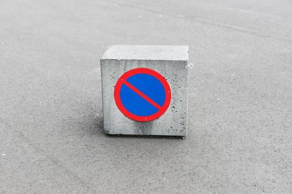 Schild Parkverbot Auf Einem Grauen Betonklotz — Stockfoto