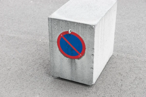 禁止停车 在灰色混凝土块上签名 — 图库照片