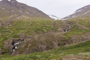 İzlanda dağ manzarası. Bahar güzel manzara