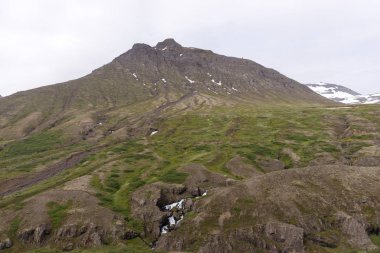 İzlanda dağ manzarası. Bahar güzel manzara