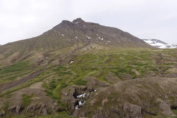 İzlanda dağ manzarası. Bahar güzel manzara