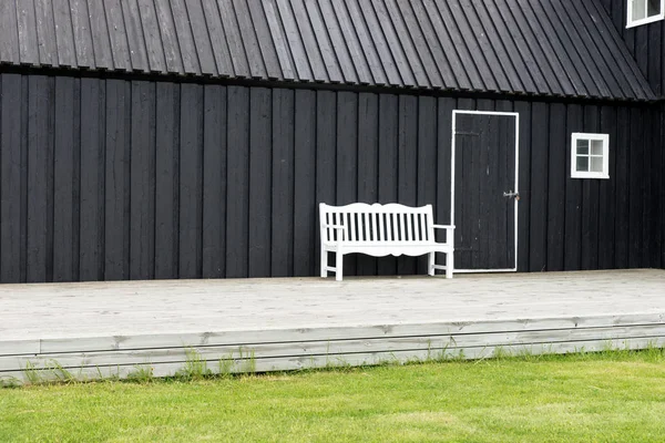 Banco Blanco Frente Casa Madera Negra Islandia —  Fotos de Stock