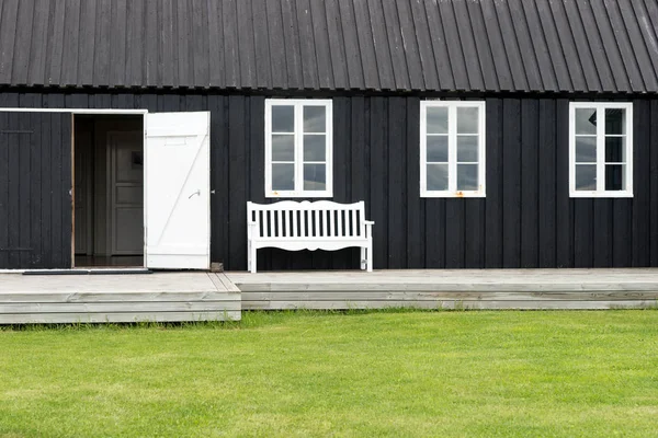 Banco Blanco Frente Casa Madera Negra Islandia —  Fotos de Stock