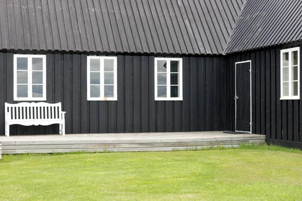 Banco Blanco Frente Casa Madera Negra Islandia —  Fotos de Stock