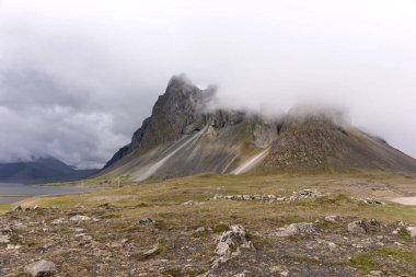 Bahar siste İzlanda dağ manzarası