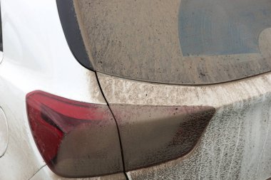 Beyaz bir araba arka ışığı çamur kurutulmuş