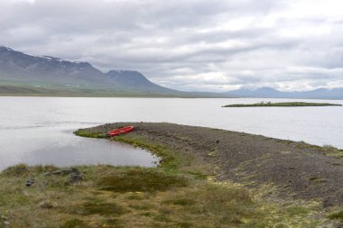 Kıyı şeridi ve manzara boyunca Kuzey fiyortları bölge İzlanda görünümü