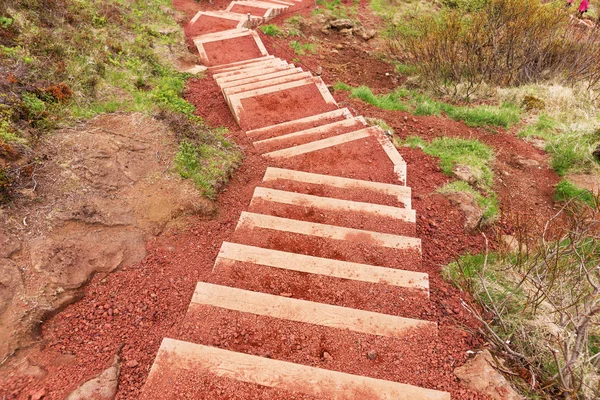 木製の階段と階段が赤い溶岩石がいっぱい — ストック写真