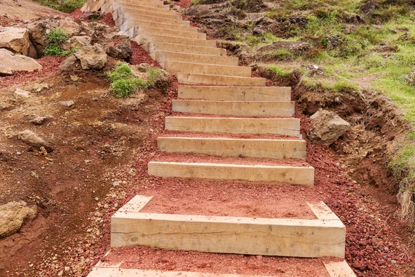 Treppe Mit Holzstufen Gefüllt Mit Roten Lavasteinen — Stockfoto
