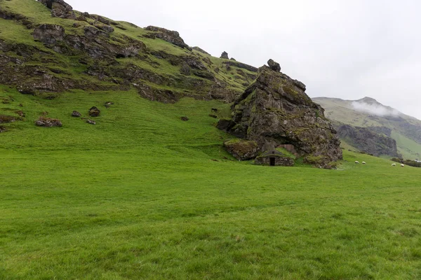 İzlanda'daki Rock'daki yeşil çatı ile eski kulübe