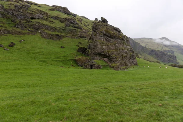 İzlanda'daki Rock'daki yeşil çatı ile eski kulübe