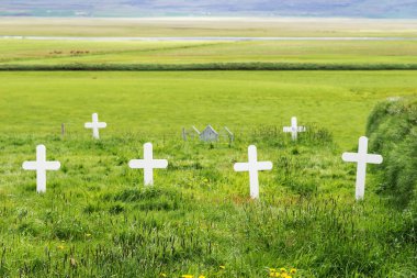 Beyaz ahşap İzlanda geleneksel bir mezarlıkta üzerinde haçlar