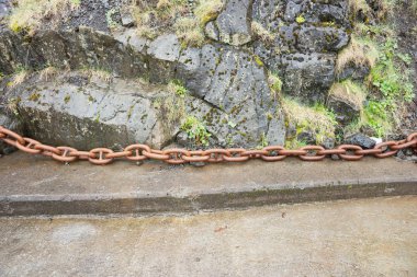 Büyük paslı zincir bağlantıların. Yakından ve kopmaz bağlı