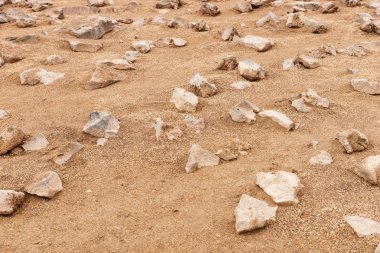 Kum üzerinde sivri taşlar. Kum ve taş arka plan
