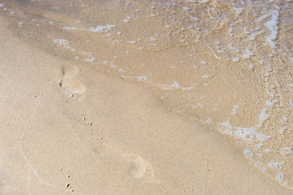 Fechar Água Praia Com Areia Marrom Dia Sol Para Fundo — Fotografia de Stock