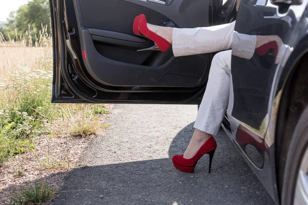 Una Donna Scende Dalla Macchina Gambe Con Sexy Rosso Scarpe — Foto Stock