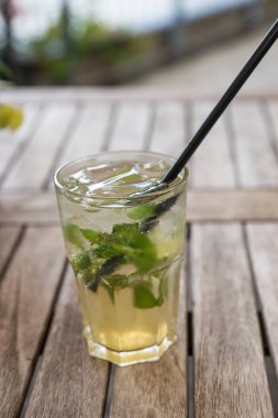 Limon ve nane cam ahşap tablo açık bir restoran ile doğal limonata