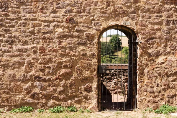 Red Brick Wall Barred Door — Stock Photo, Image