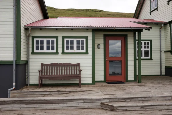在一个传统的冰岛房子前面的露台长凳上 — 图库照片