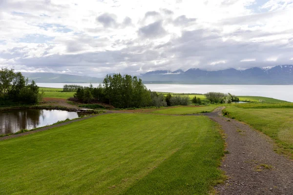 Διαδρομή Κατά Μήκος Του Λιβαδιού Στο Φιόρδ Της Ισλανδίας — Φωτογραφία Αρχείου