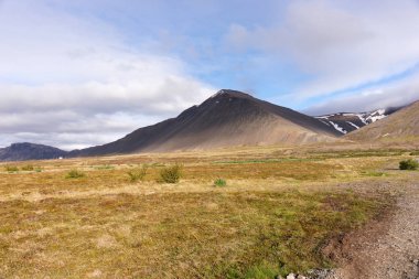 İzlanda'daki güneş dağların güzel manzara