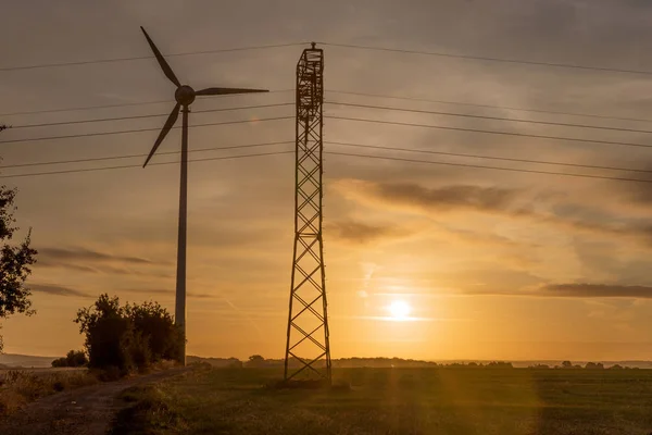 Wind Turbine Och Kraftledning Soluppgången Hållbar Utveckling Miljö Vänliga Koncept — Stockfoto