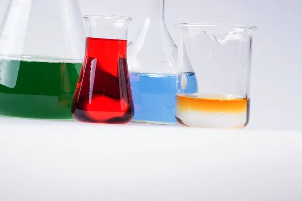 Laborgerät Aus Glas Mit Farbigem Wasser Auf Dem Tisch — Stockfoto