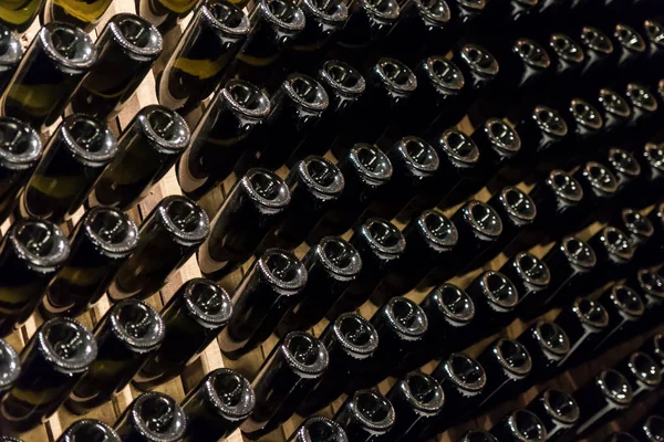 Багато Пляшок Вина Або Шампанського Зберігаються Винному Підвалі — стокове фото