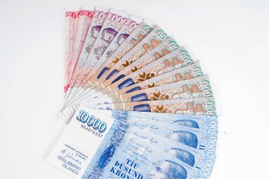 Beyaz arka plan üzerinde izole çeşitli İzlanda banknotlar